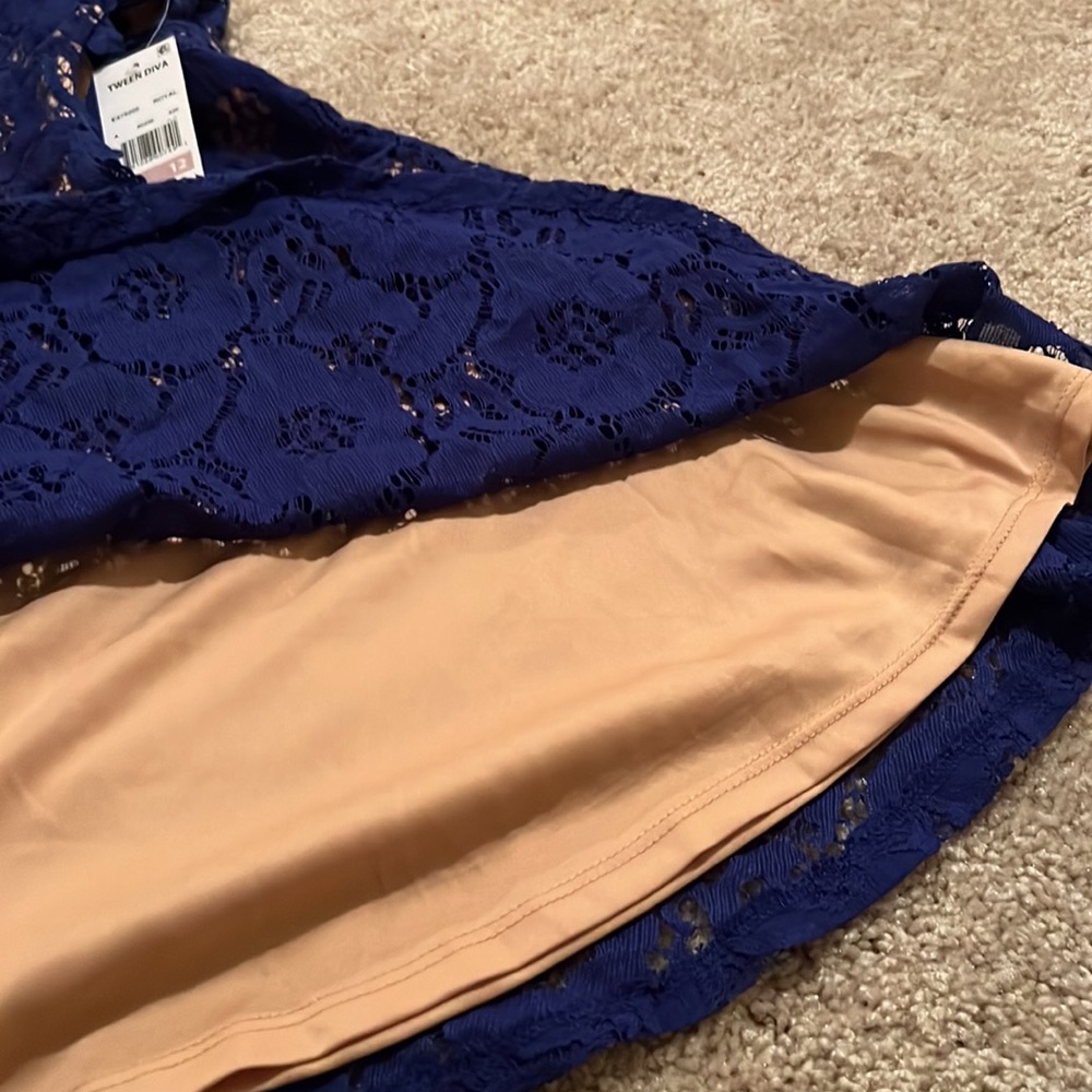 Girl’s lace Party Dress fully lined size 12 - Picture 6 of 6